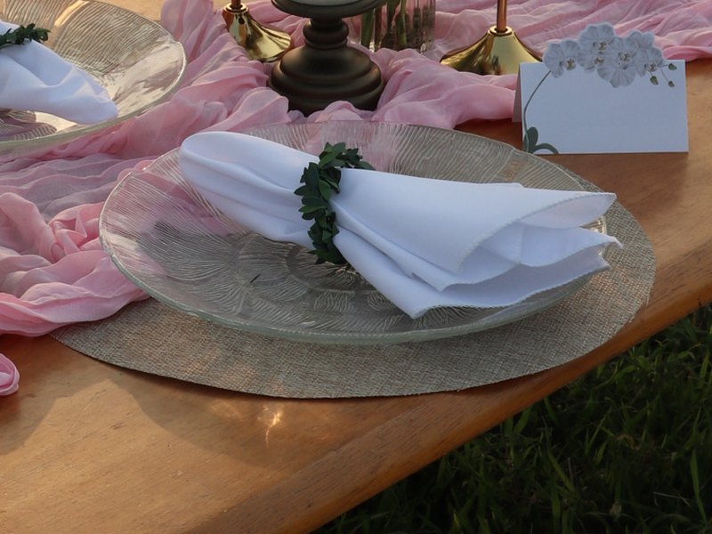 Jute placemat under a glass plate